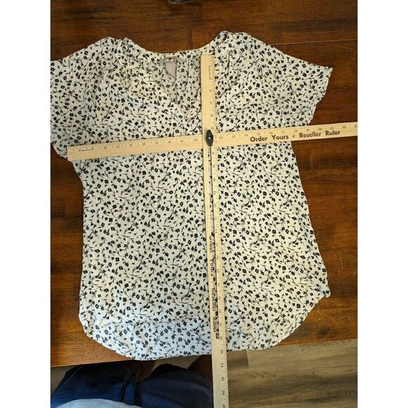H & M Black and White Floral Short Sleeve Top with V Neck Size Women's Small - Picture 5 of 5